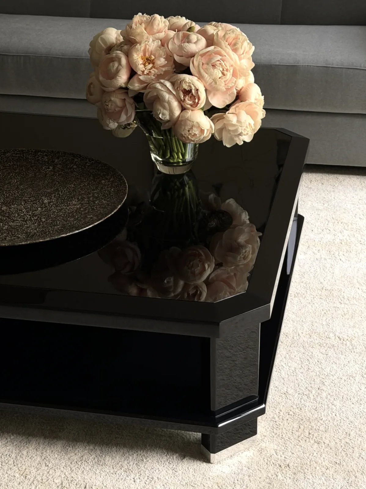 Grande coupe snake noir en laque coquille d'œuf sur une table basse laquée noire, Studio Athena Calderone · EyeSwoon