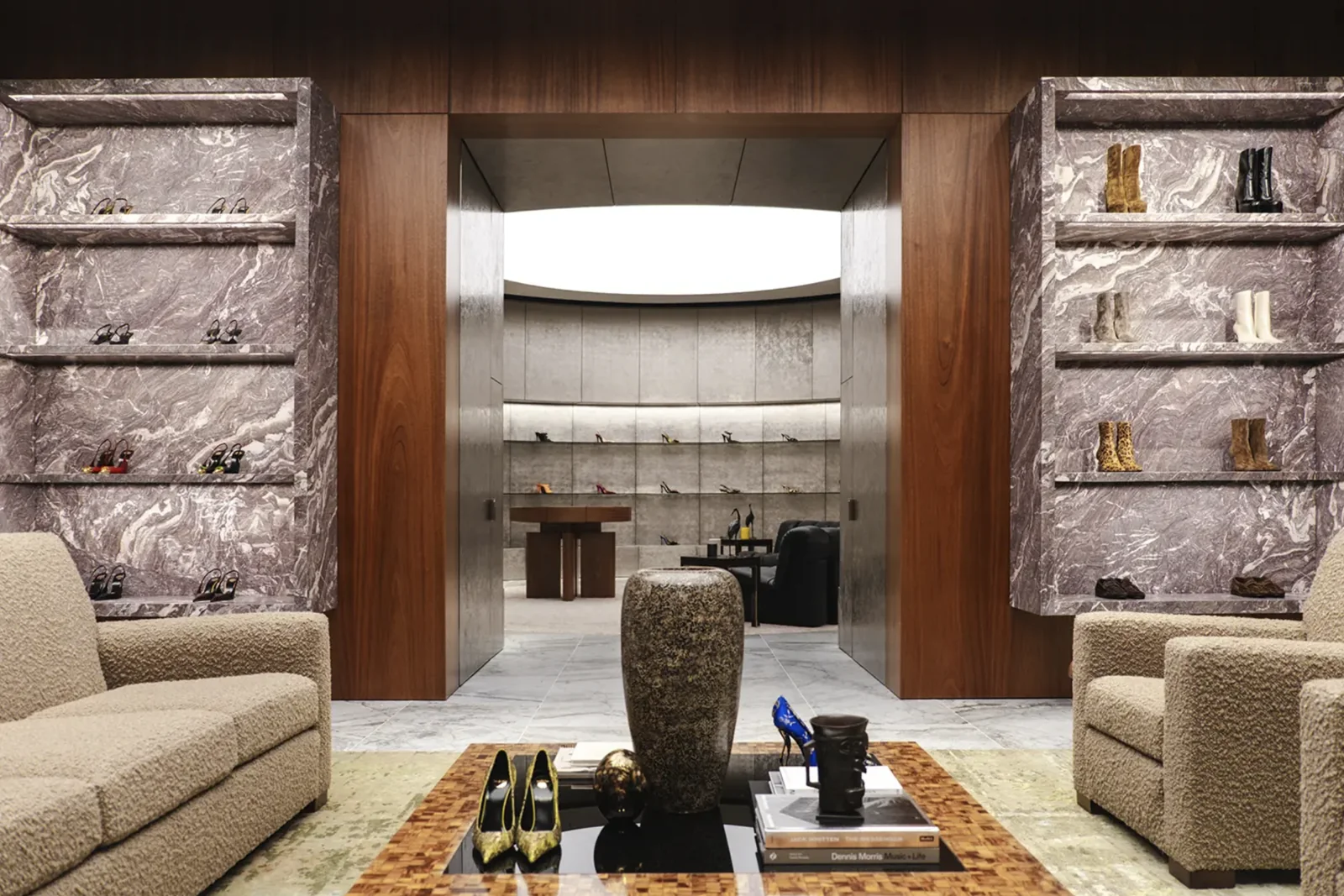 Vase N°9 au flagship Yves Saint Laurent, avenue Montaigne, vue d'ensemble
