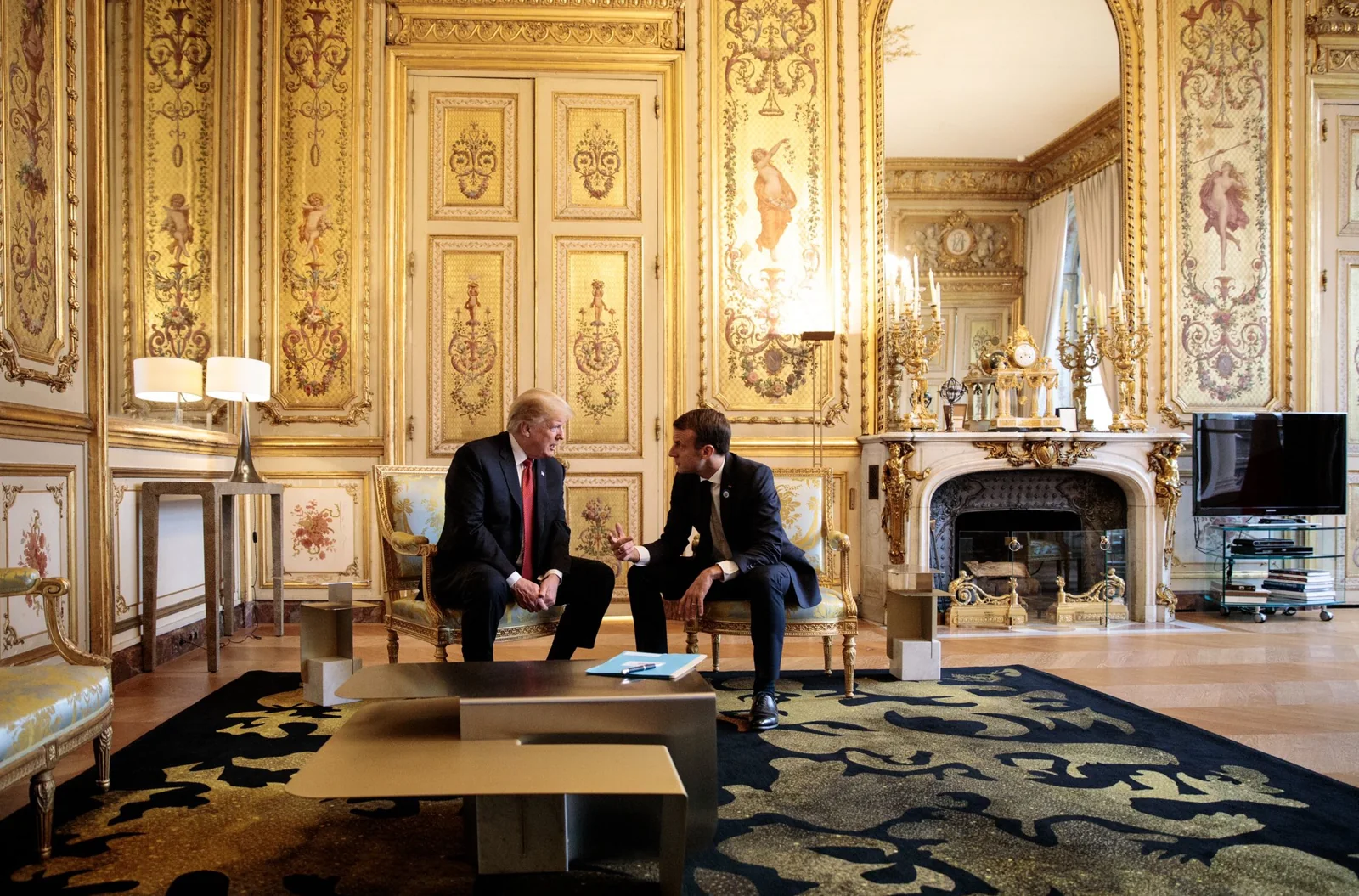 Console H90 beige pépite dans le Salon d'argent du palais de l'Élysée